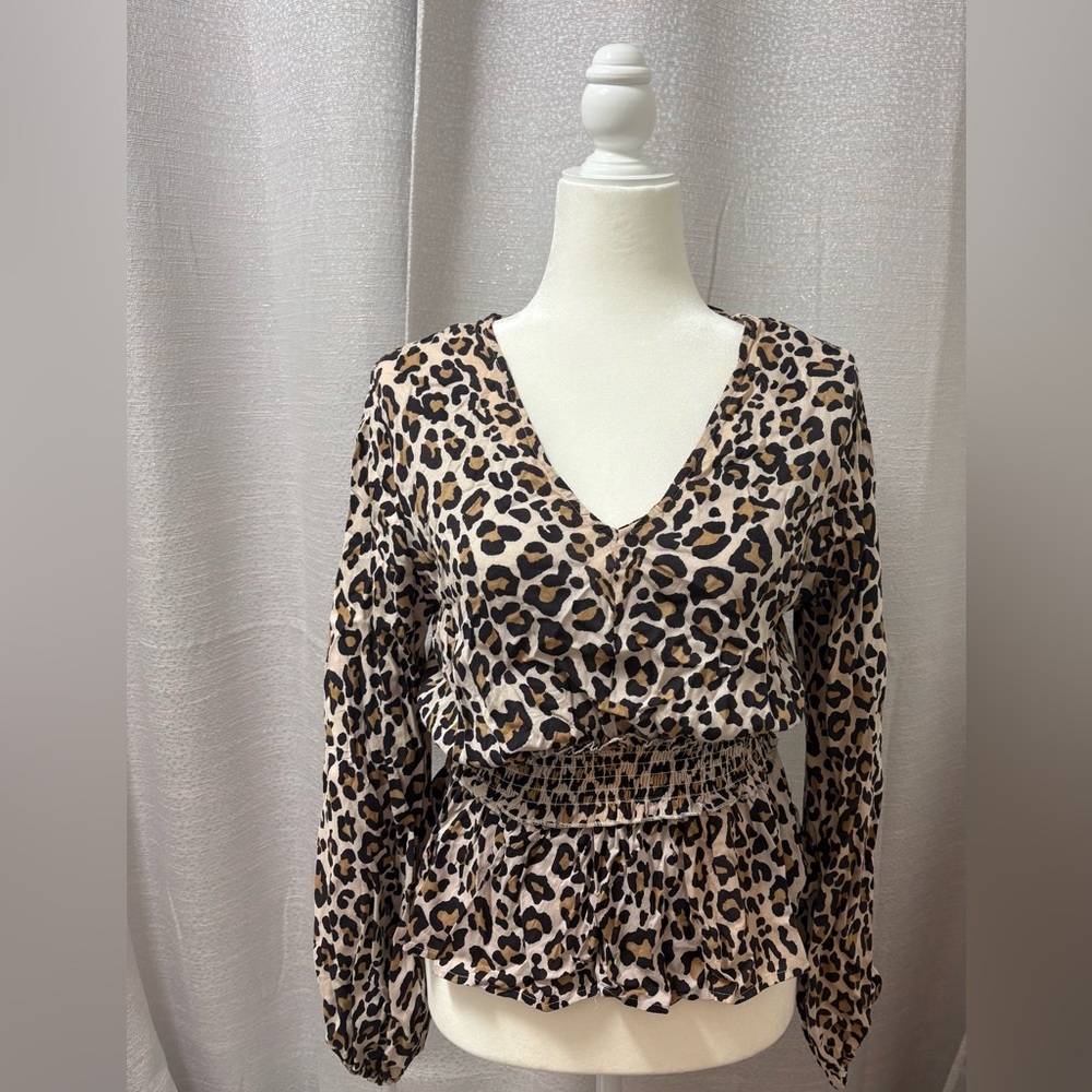 Gypsy Love Leopard Print Smocked Waist V-Neck
Peplum Blouse Women’s Size Medium
